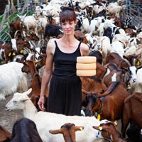 Marlene Kelnreiter auf der Alm mit Käse und Ziegen