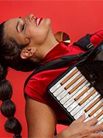 Livia Mattos spielt Akkordeon auf dem Akkordeon Festival